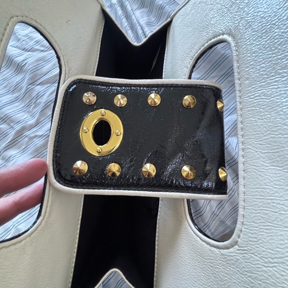 Elegant Black Quilted Handbag - Picture 3 of 7